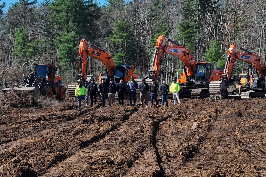 The IR Campbell crew alongside the DEVELON DX400 and the rest of the fleet on-site.